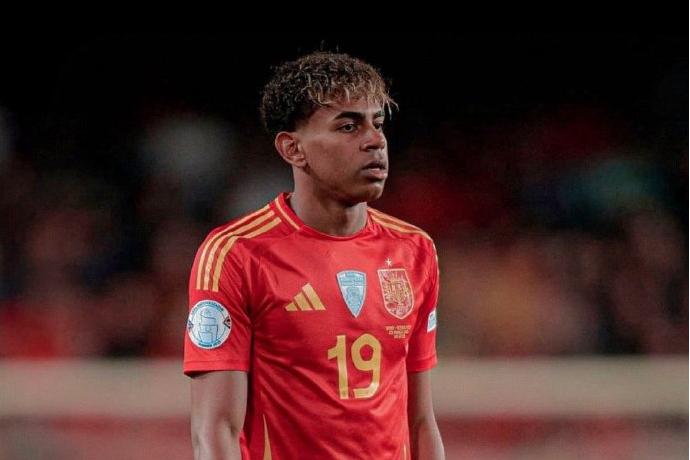 巨星格局！17岁亚马尔向全队宣布：只要法蒂在，我不穿10号