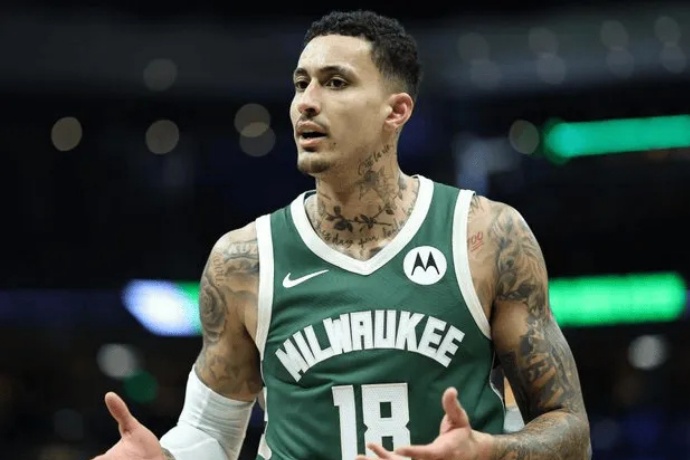 库兹马新赛季将改穿0号球衣，此前属于利拉德